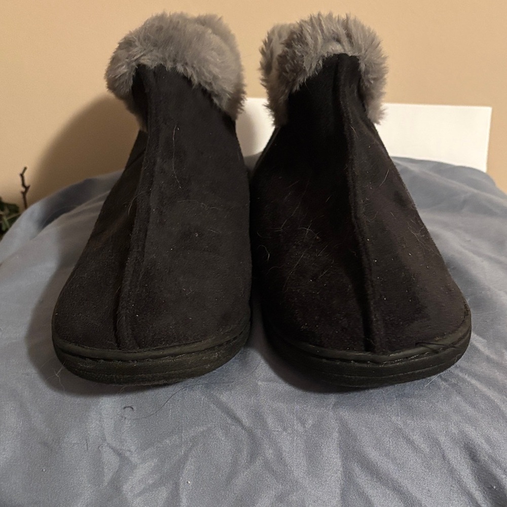 Old Navy Women's Black Fur-Lined Slippers
